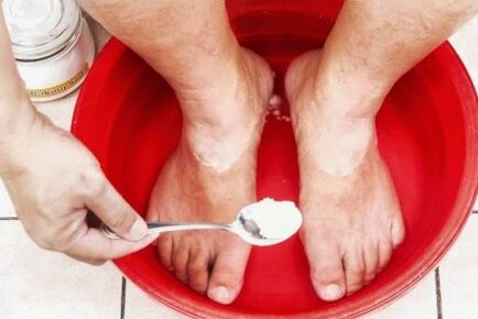 Pilzbehandlung am Daumen des Beins